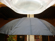 Héctor de Anda Desatino Lienzo de plastico, cordon  de acero agua y paraguas / instalación performance Variables 2014 